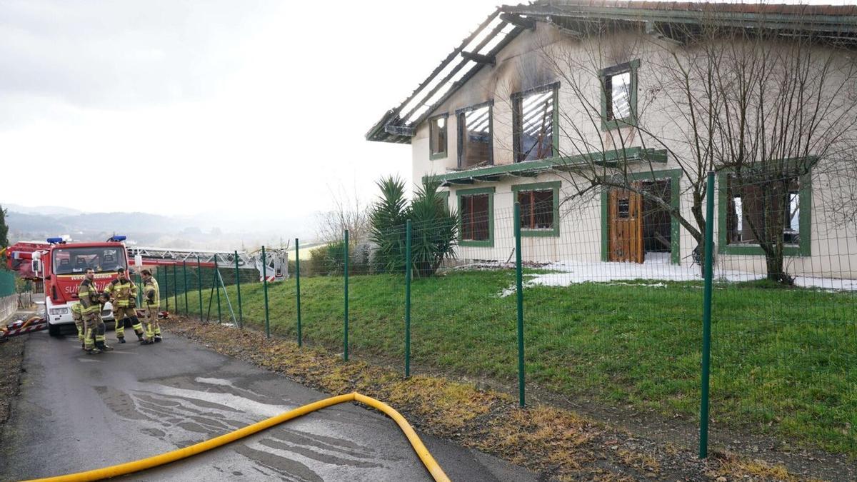El caserío incendiado en Mungia se encontraba vacío, por lo que no hay que lamentar heridos
