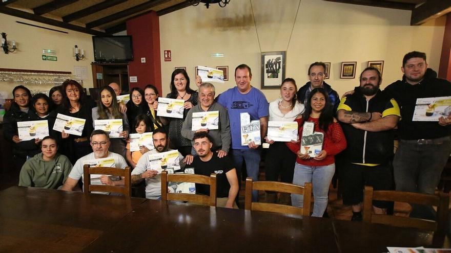 Galardonados y participantes de la XX Semana del Pintxo de la Txantrea, la tarde del miércoles en la Sociedad Kaskallueta.