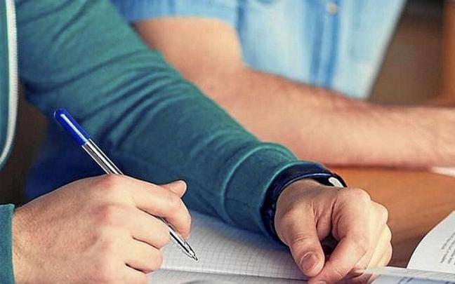 El ‘tráfico’ de apuntes siempre ha sido una práctica común. | FOTO: E. P.