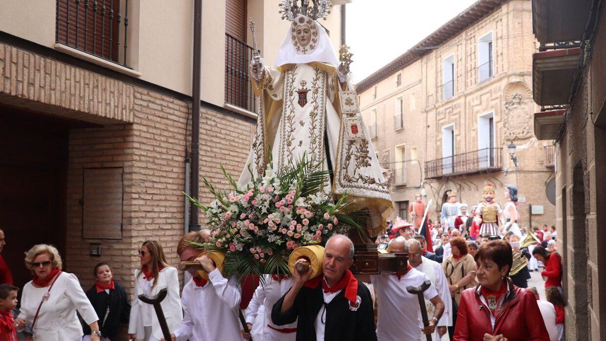 La Virgen de la Merced a su paso por las calles de Corella.