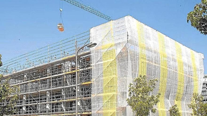 Bloque del centro de Infantil y Primaria de Aldaialde en obras, el pasado mes de julio.