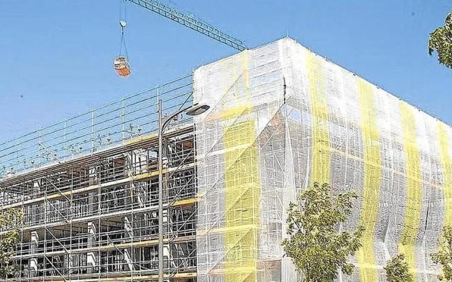 Bloque del centro de Infantil y Primaria de Aldaialde en obras, el pasado mes de julio. Bloque del centro de Infantil y Primaria de Aldaialde en obras, el pasado mes de julio.
