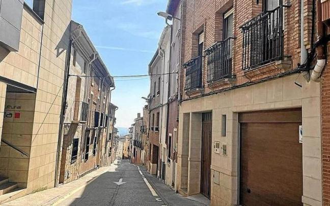 Imagen de la calle Mayor de Cárcar donde habilitarán nuevas viviendas. Imagen de la calle Mayor de Cárcar donde habilitarán nuevas viviendas.