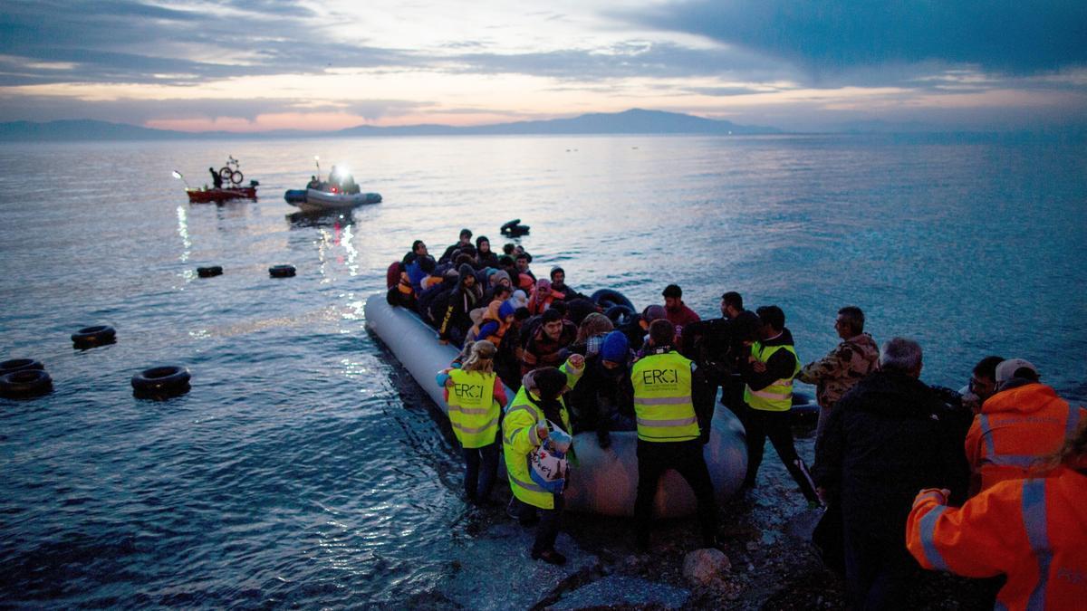 Imagen de archivo de un grupo de migrantes tras cruzar el Egeo en patera.