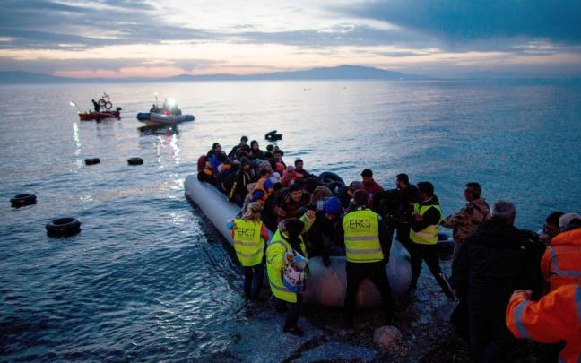 Imagen de archivo de un grupo de migrantes tras cruzar el Egeo en patera.