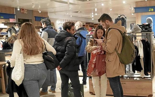 Varias personas esperan su turno para pagar una compra. | FOTO: E.P. Varias personas esperan su turno para pagar una compra. | FOTO: E.P.