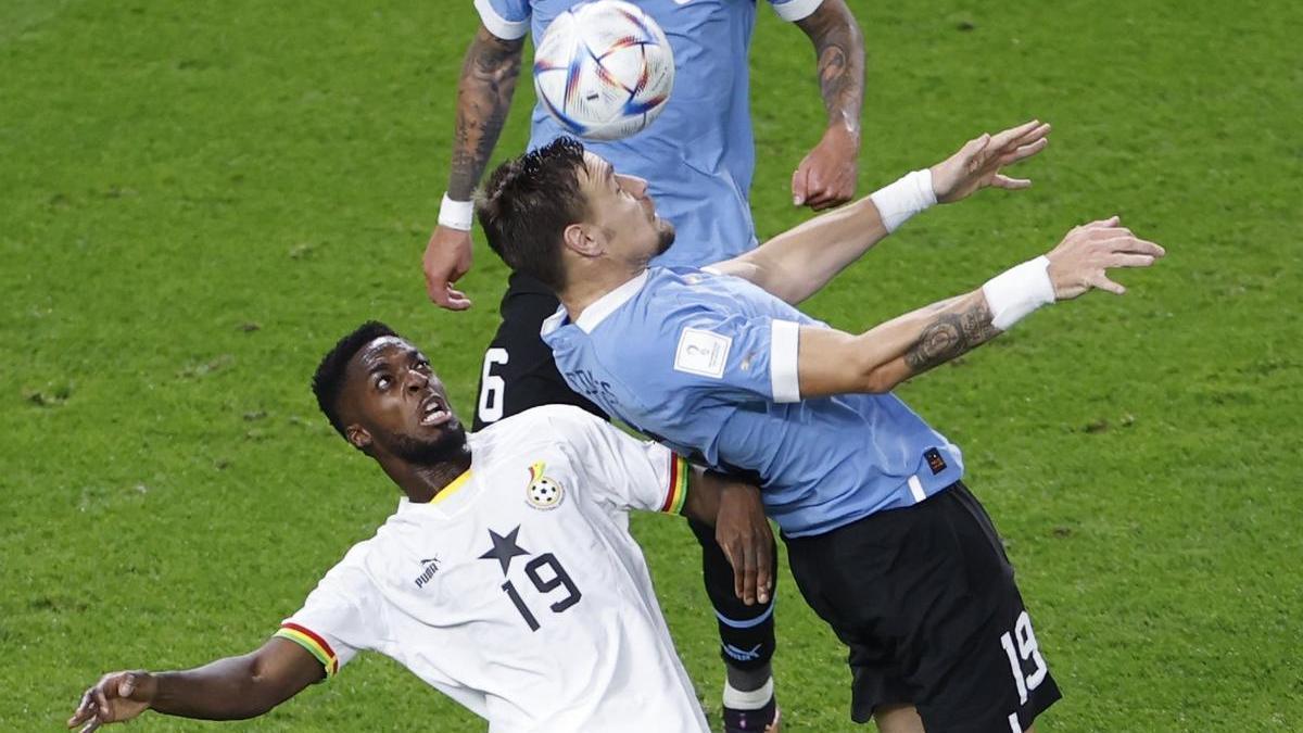 Iñaki Williams de Ghana disputa un balón con Sebastián Coates de Uruguay