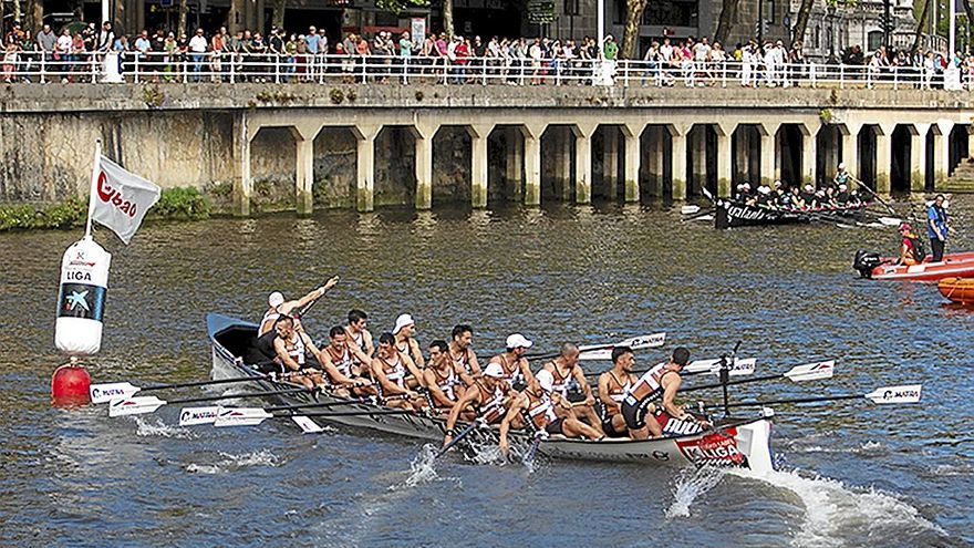 Zierbena afronta una ciaboga durante la regata que abrió en Bilbao la temporada de la Eusko Label Liga. | FOTO: AITOR ARRIZABALAGA / EUSKO LABEL LIGA