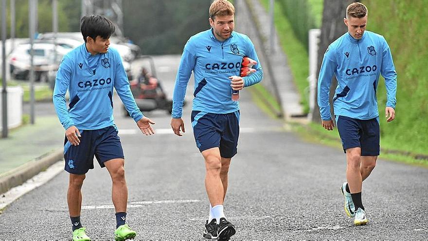 Kubo charla con Illarramendi y Turrientes antes de un entrenamiento en Zubieta. | FOTO: EFE