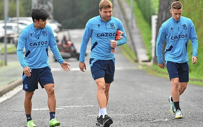 Kubo charla con Illarramendi y Turrientes antes de un entrenamiento en Zubieta. | FOTO: EFE Kubo charla con Illarramendi y Turrientes antes de un entrenamiento en Zubieta. | FOTO: EFE