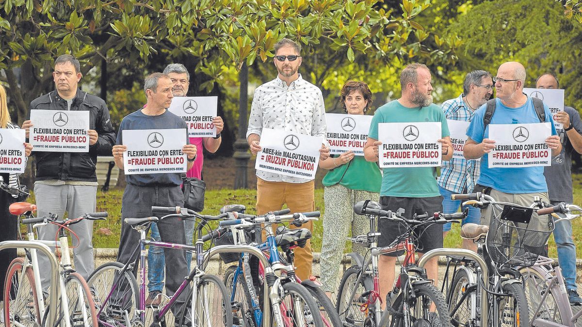 Concentración convocada por ELA, LAB y ESK de Mercedes Vitoria ante el Palacio de Justicia de Vitoria este pasado martes.