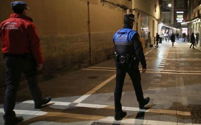Un policía municipal y un policía foral patrullan por el Casco Viejo. Un policía municipal y un policía foral patrullan por el Casco Viejo.