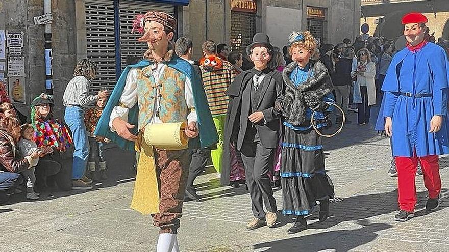 Personajes del Carnaval oñatiarra desfilando ayer por las calles.