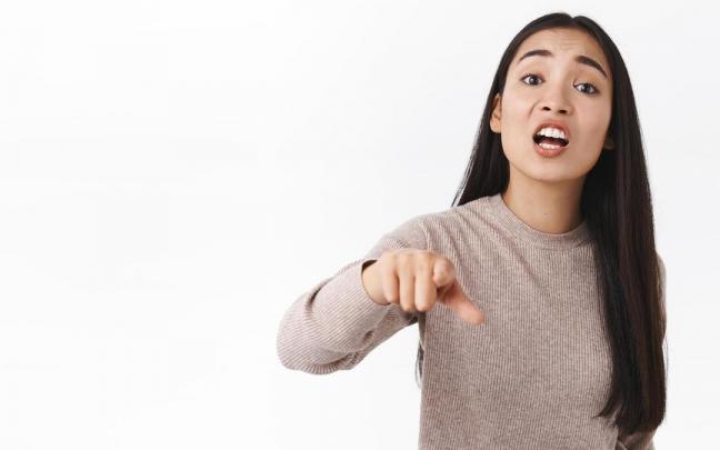 Una joven se dirige a otra persona de forma brusca.