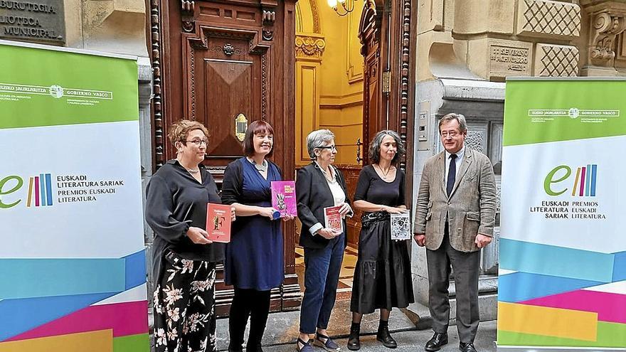 Las escritoras Teresa Maldonado, Irati Jimenez, Koro Navarro y Edurne Portela, ayer en Bilbao, junto a Bingen Zupiria. | FOTO: N.G.