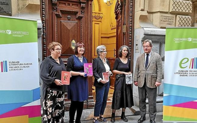 Las escritoras Teresa Maldonado, Irati Jimenez, Koro Navarro y Edurne Portela, ayer en Bilbao, junto a Bingen Zupiria. | FOTO: N.G.