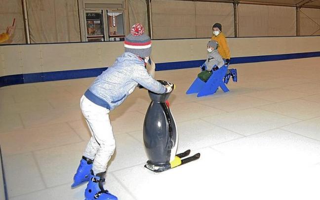 Los más pequeños disfrutarán patinando sobre hielo en el nuevo año. Los más pequeños disfrutarán patinando sobre hielo en el nuevo año.