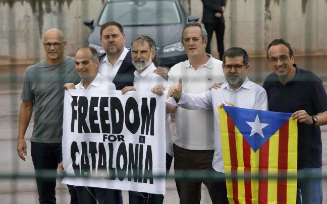 El exconseller de la Generalitat Raül Romeva (ERC), el exconseller de la Presidencia Jordi Turull (JxCat), el exvicepresidente de la Generalitat y líder de ERC, Oriol Junqueras, el presidente de Òmnium Cultural, Jordi Cuixart. El exconseller de la Generalitat Raül Romeva (ERC), el exconseller de la Presidencia Jordi Turull (JxCat), el exvicepresidente de la Generalitat y líder de ERC, Oriol Junqueras, el presidente de Òmnium Cultural, Jordi Cuixart.