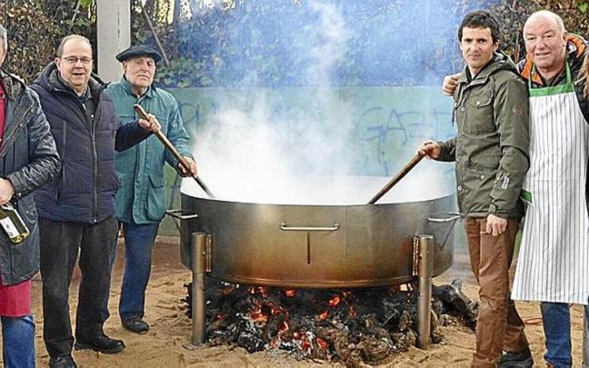 La degustación de la típica receta del ‘Bolo’ es una cita que siempre está presente en el Uztaberri Eguna. | FOTO: P.J.P.