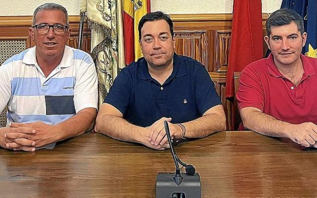 De izquierda a derecha: Francisco Barrena, presidente del coto de Fitero; Aitor Merino, ponente ingeniero; y Nicolas Vicente Ubarni, ponente veterinario. De izquierda a derecha: Francisco Barrena, presidente del coto de Fitero; Aitor Merino, ponente ingeniero; y Nicolas Vicente Ubarni, ponente veterinario.