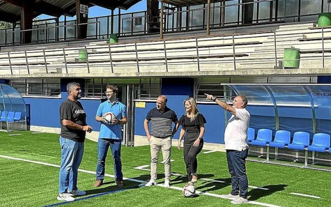 Leire Artola, junto a Kepa Lasa, Adur Ugartemendia y varios responsables de la obra. | FOTO: AYUNTAMIENTO DE BEASAIN