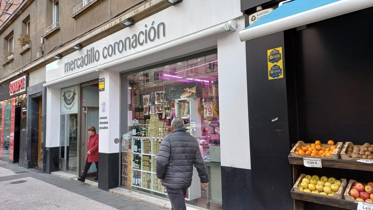 El mercadillo de Coronación ya nota el ajetreo de cara a las fiestas de Navidad