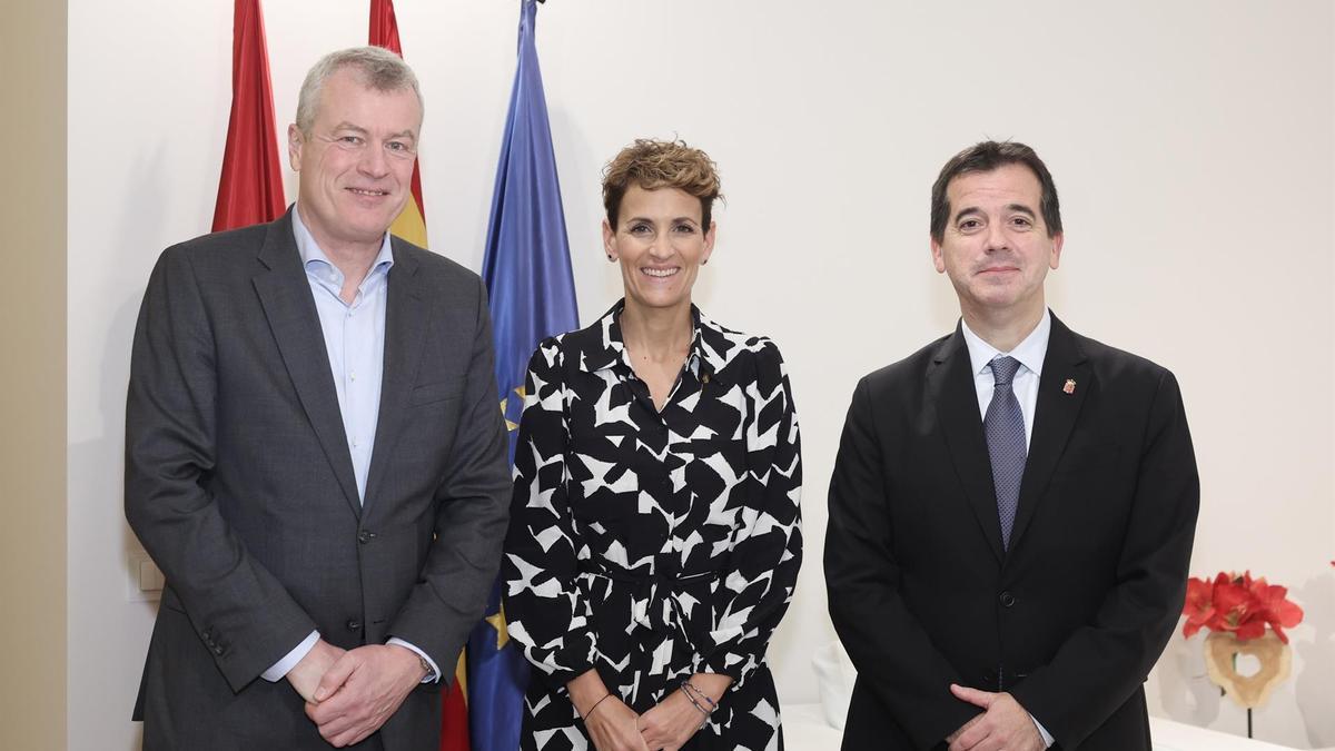 El consejero delegado de Siemens Gamesa, Jochen Eickholt; la presidenta del Gobierno de Navarra, María Chivite, y el consejero de Desarrollo Económico y Empresarial, Mikel Irujo.