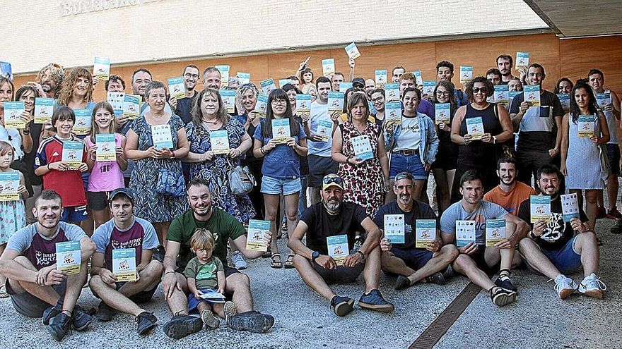 Integrantes de los diferentes colectivos posan junto a la Casa de Cultura de Burlada. | FOTO: IÑAKI PORTO