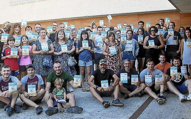 Integrantes de los diferentes colectivos posan junto a la Casa de Cultura de Burlada. | FOTO: IÑAKI PORTO Integrantes de los diferentes colectivos posan junto a la Casa de Cultura de Burlada. | FOTO: IÑAKI PORTO