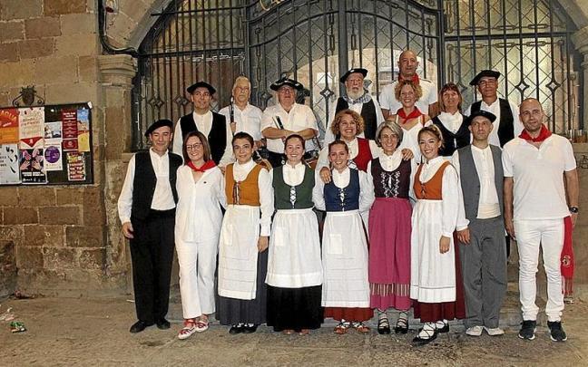 Imagen para el recuerdo despu&eacute;s de las danzas conjuntas del 50&ordm; aniversario.