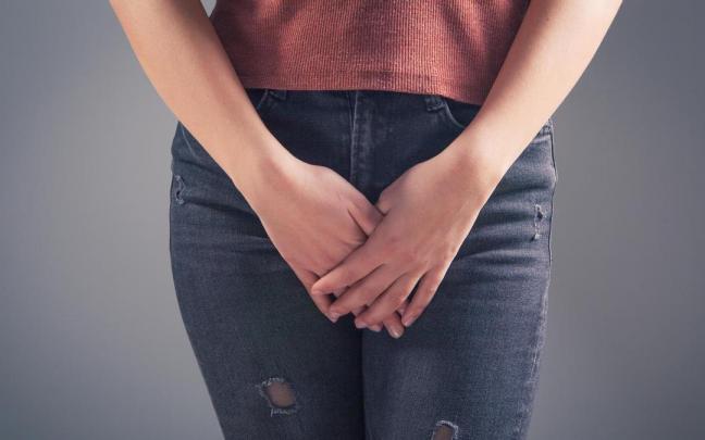 Una mujer joven con ganas de orinar.