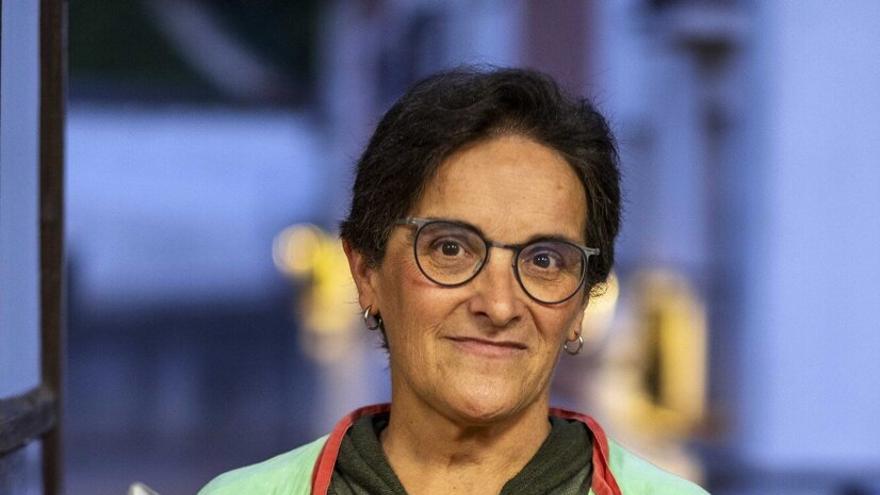 Inma Etxarri, con su blusa de fiestas, prendió la mecha del cohete.