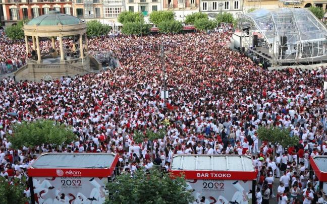 Imagen de la Plaza del Castillo estos Sanfermines, a rebosar, con las nuevas barras y el escenario de DJs. Imagen de la Plaza del Castillo estos Sanfermines, a rebosar, con las nuevas barras y el escenario de DJs.