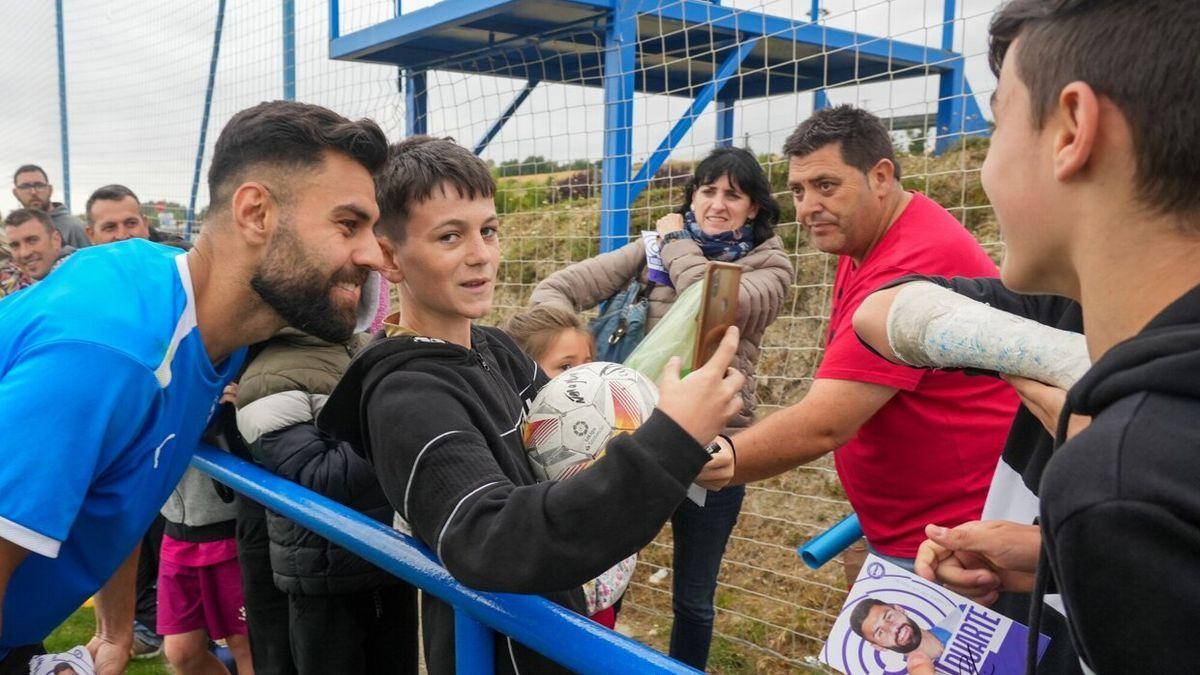 Rubén Duarte, junto a varios aficionados, al término de la primera jornada de puertas abiertas del curso.