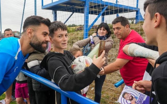 Rubén Duarte, junto a varios aficionados, al término de la primera jornada de puertas abiertas del curso.