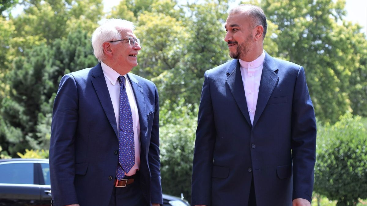 Josep Borrell, junto a Hosein Amirabdolahian, ministro de Exteriores de Irán, en Teherán.