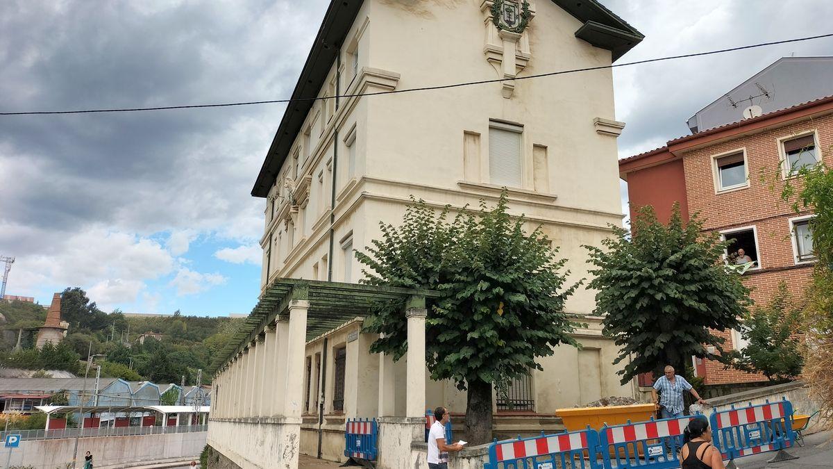 El alcalde de Ortuella se acercó a la casa cuartel durante el desarrollo de la obra de remodelación del inmueble catalogado como edificio singular.