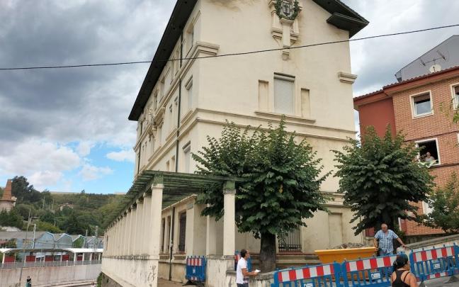 El alcalde de Ortuella se acercó a la casa cuartel durante el desarrollo de la obra de remodelación del inmueble catalogado como edificio singular.