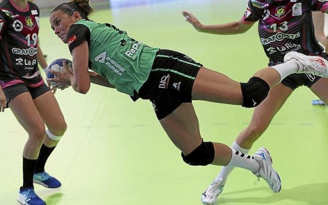 La internacional argentina Macarena Sans se dispone a lanzar en el primer partido en casa ante el Grafometal La Rioja.