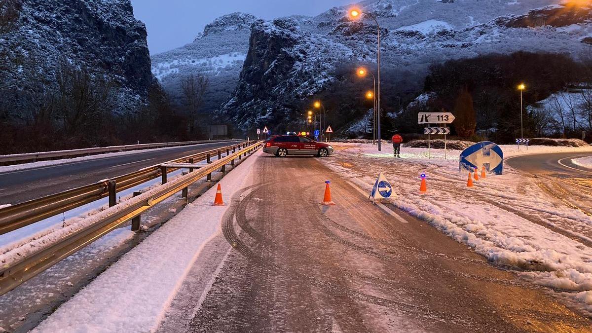 Una patrulla de Policía Foral, en la autovía de Leitzarán (A15) a la altura de Irurtzun, donde la carretera ha sido cerrada a primera hora en sentido norte para tráfico pesado y vehículos ligeros sin cadenas o ruedas de nieve.