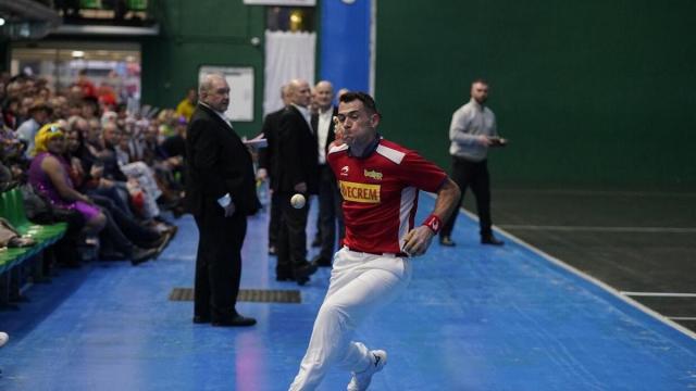 Erik Jaka se dispone a golpear con la derecha en la contracancha del frontón de Tolosa, repleto de aficionados disfrazados.