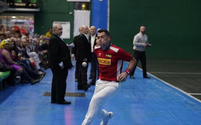 Erik Jaka se dispone a golpear con la derecha en la contracancha del frontón de Tolosa, repleto de aficionados disfrazados. Erik Jaka se dispone a golpear con la derecha en la contracancha del frontón de Tolosa, repleto de aficionados disfrazados.