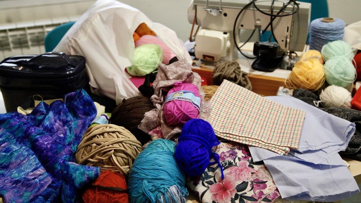 En la iglesia de San Juan Bautista de Judimendi se ha habilitado un espacio para recibir donaciones con las que hacer el taller de costura