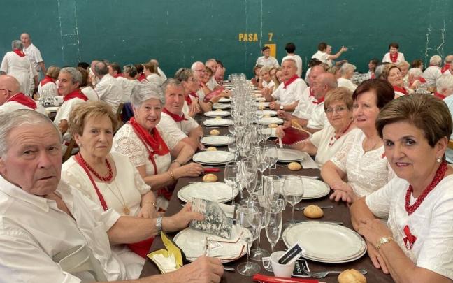 Algunos de los peralteses que acudieron a la comida popular Algunos de los peralteses que acudieron a la comida popular