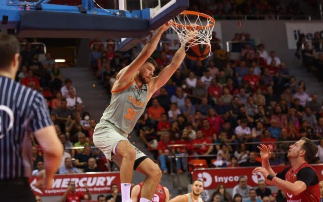 Giedraitis, que se lució en la primera parte con 17 puntos, machaca sin oposición el aro del Casademont Zaragoza