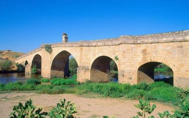 Puente Galisteo sobre el río Jerte.