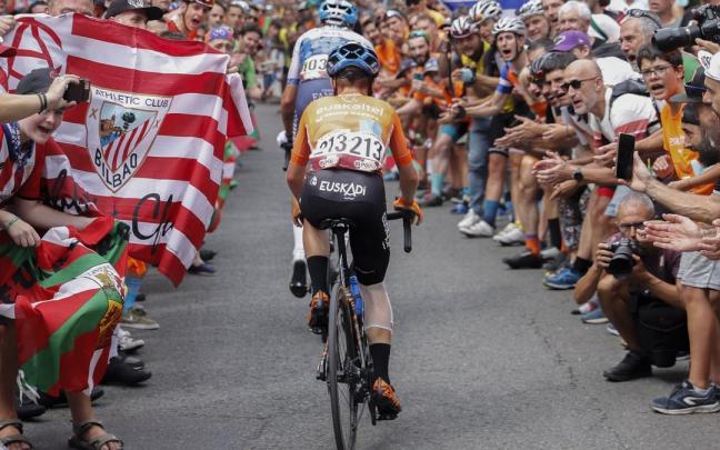 Ibai Azurmendi, del Euskaltel-Euskadi, en la subida a El Vivero.