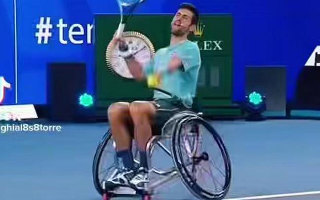 Novak Djokovic, jugando en silla de ruedas en Tel Aviv.