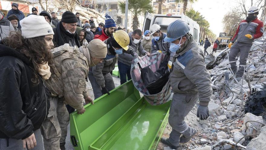 Los equipos de rescate siguen trabajando en Turquía y Siria