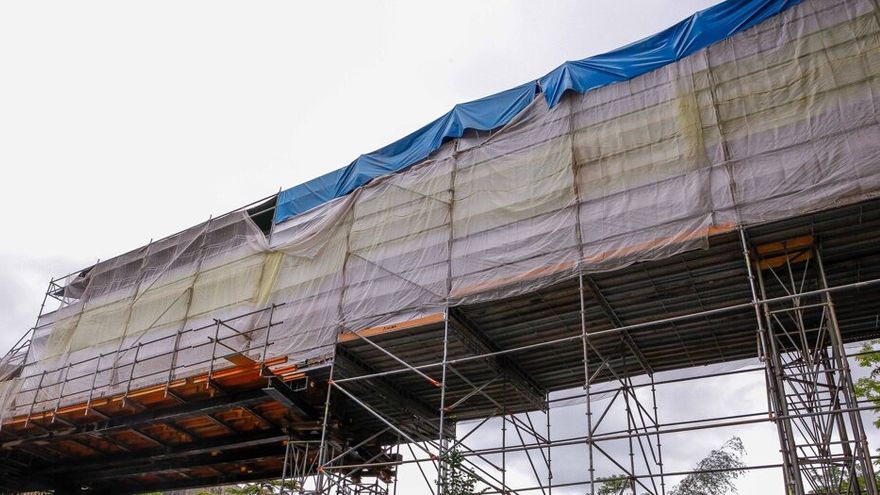 Lona instalada en la pasarela desde que comenzaron los trabajos de arreglo.